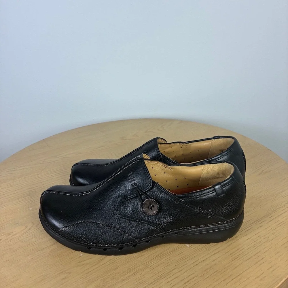 Clarks Leather Loafer Button Slip On Shoes Womens 8W Comfort Support Walking